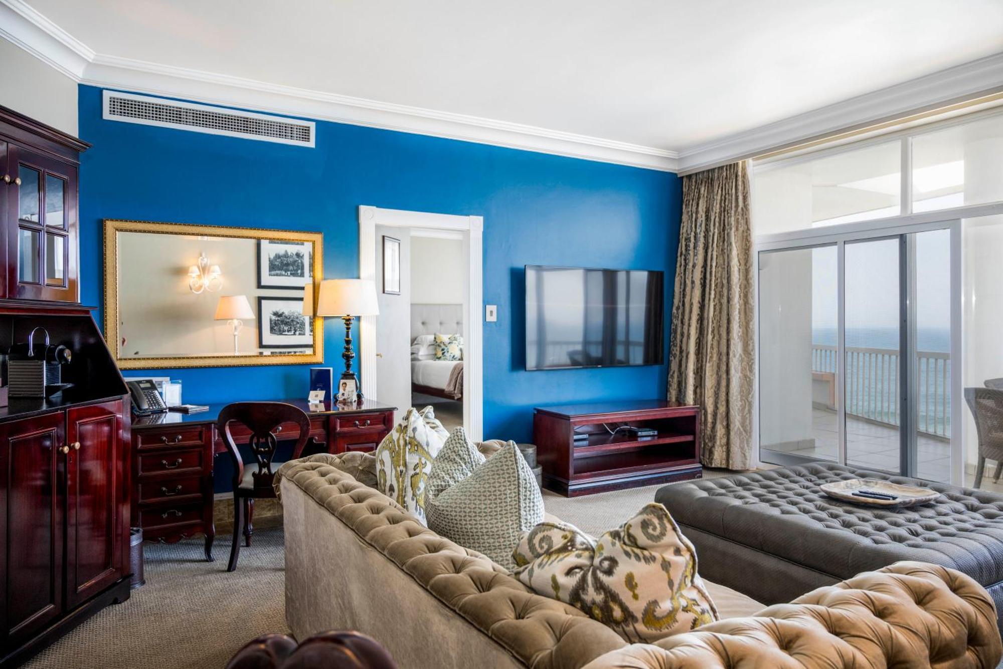 Beverly Hills Durban Dış mekan fotoğraf A living room in a suite at Trump Ocean Club International Hotel and Tower
