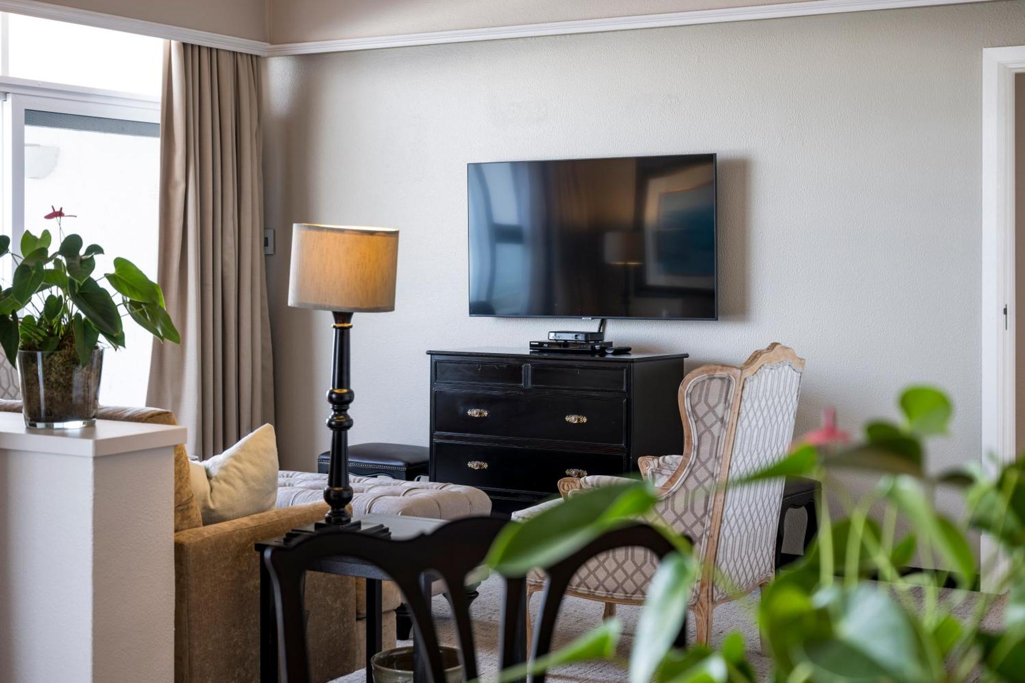 Beverly Hills Durban Dış mekan fotoğraf A television set in a hotel room