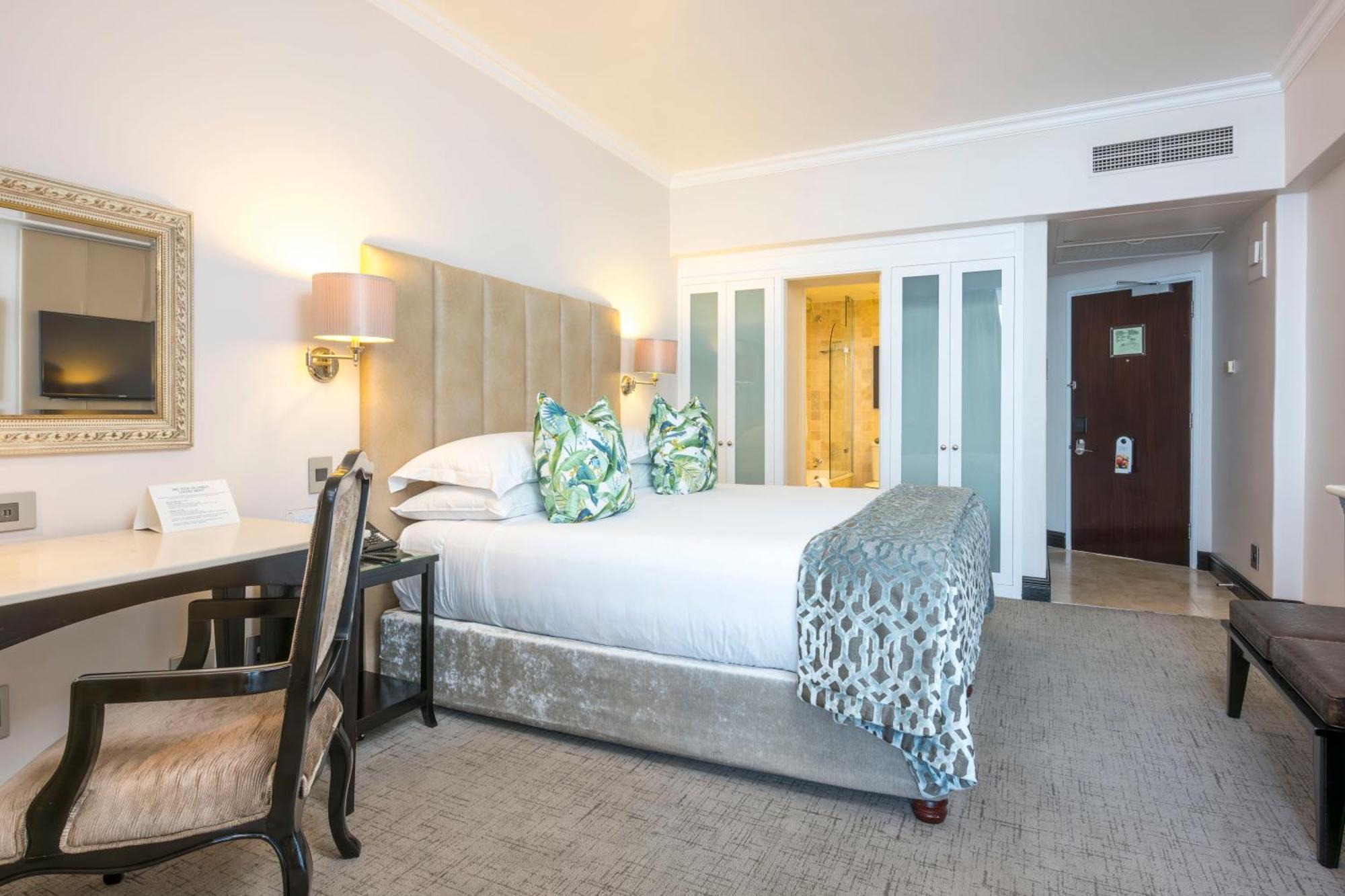 Beverly Hills Durban Dış mekan fotoğraf A bedroom at the Cape Town Protea Hotel