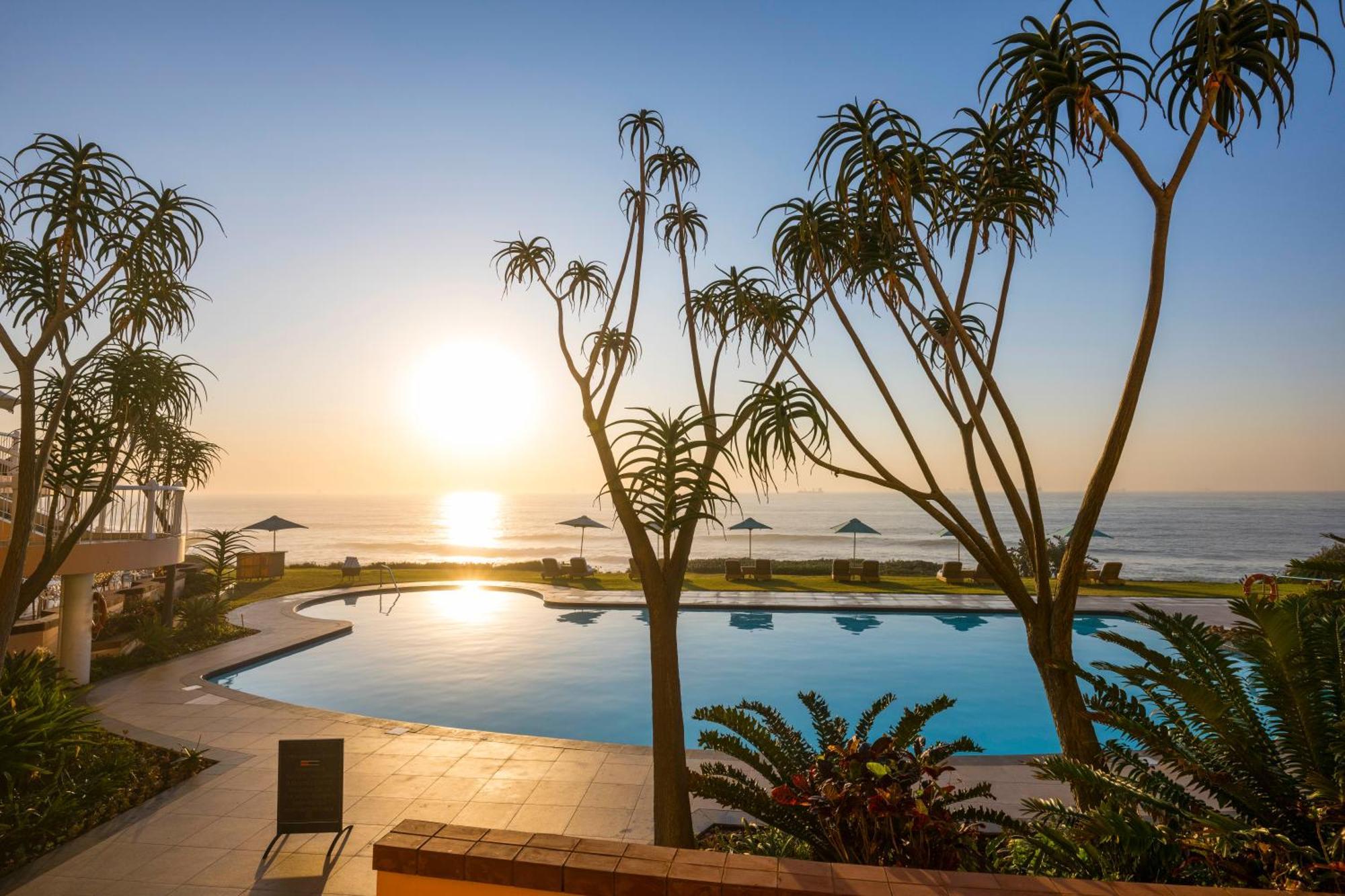 Beverly Hills Durban Dış mekan fotoğraf Sunset at the pool