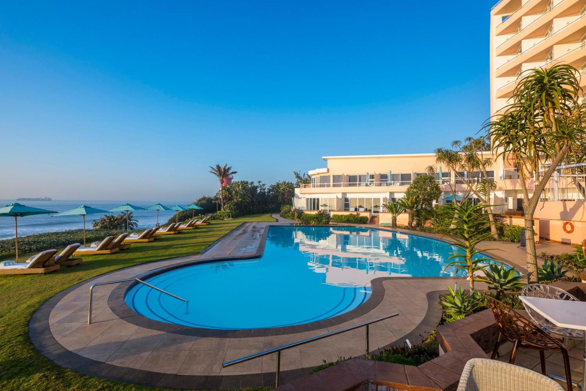 Beverly Hills Durban Dış mekan fotoğraf The swimming pool at the Hilton Tel Aviv